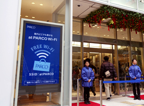 福岡パルコ 外向き80インチ